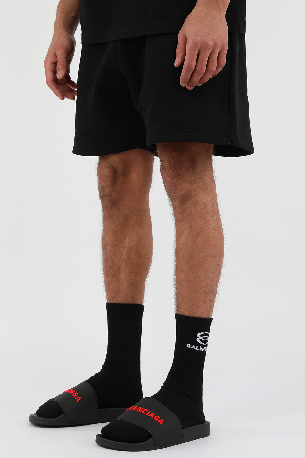 תמונת כל הלוק של כפכפי סליידס שחורים עם לוגו אדום